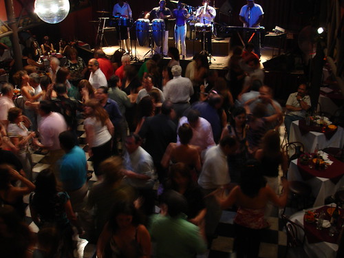 Público bailando frente al escenario de Golden Music en 2008