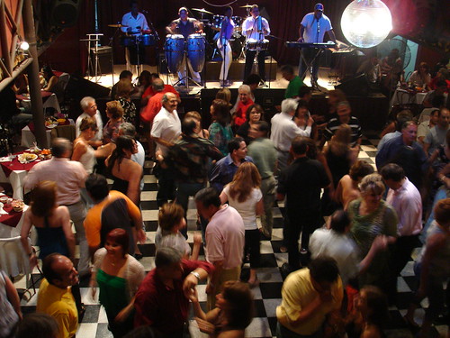 Pista llena y banda en vivo en Golden Music en 2008